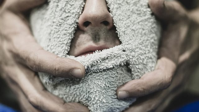 Czym złagodzić podrażnioną po goleniu skórę?