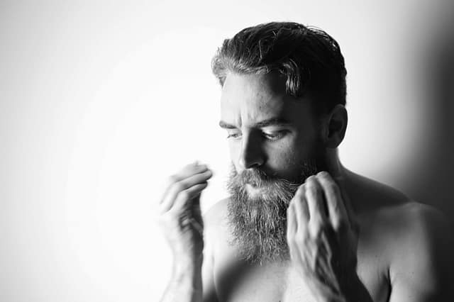 Czemu włosy z brody wypadają? | QOD Barber Shop